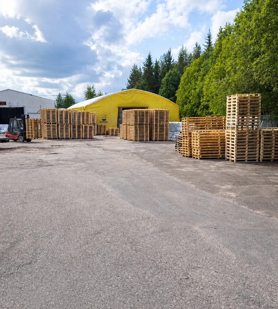 Dala Pall & Emballages pallgård i Malung med truck och staplade pallar