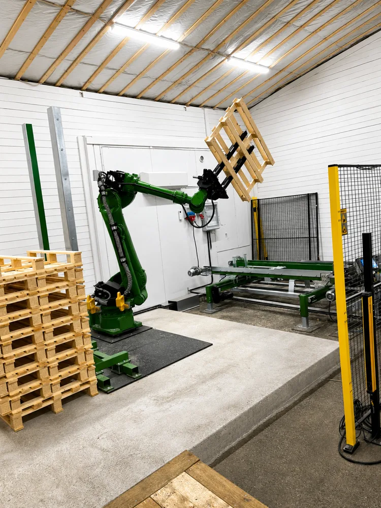 Robotstyrd precisionstillverkning av specialpallar hos Dala Pall & Emballage